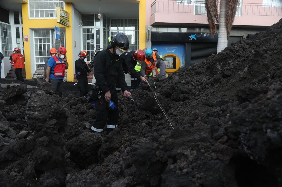 Técnicos trabajando en la colada de lava del cruce de La Laguna, Los Llanos de Aridane