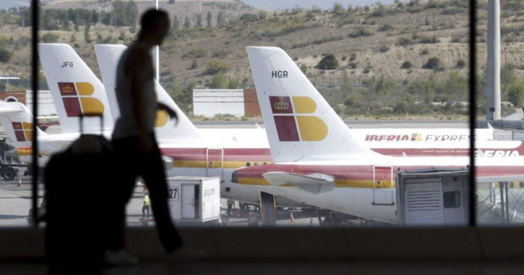 Un pasajero en un aeropuerto. 