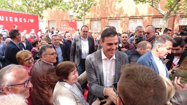 Pedro Sánchez con el alcalde de Leganés a su espalda