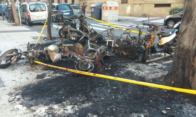 Vista de algunos de los ciclomotores que resultaron calcinados en el último incendio intencionado registrado en la ciudad.