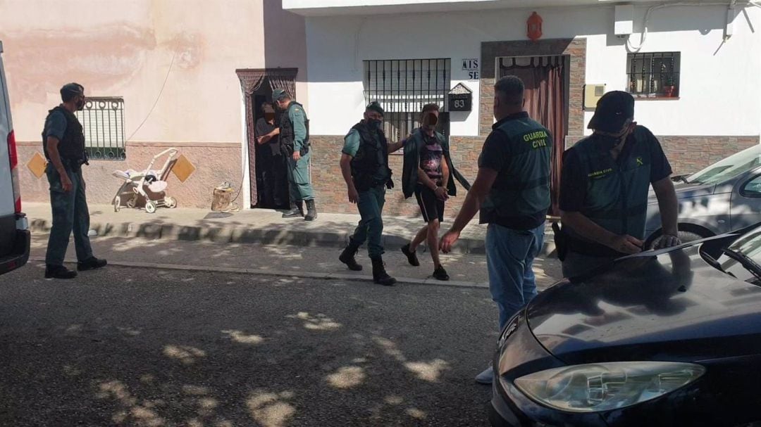 Los agentes con uno de los arrestados