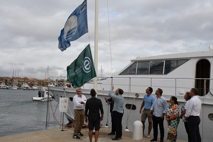 Izado de la bandera en Sotogrande