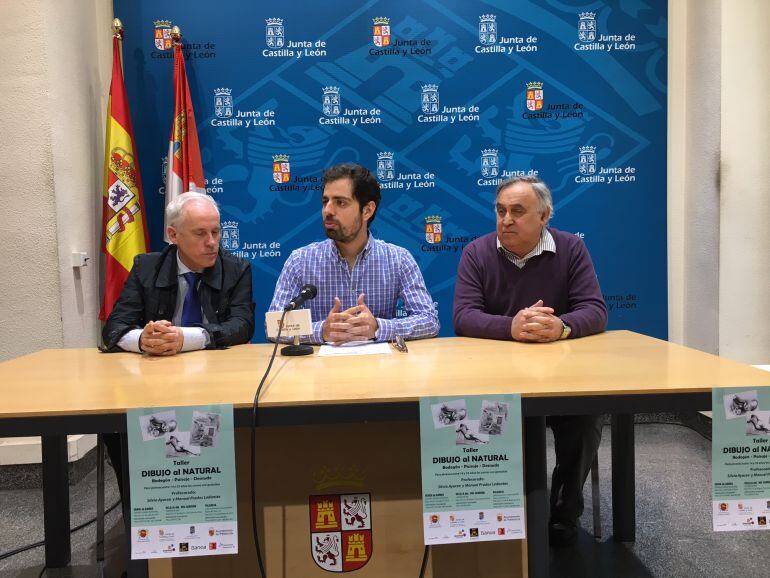 De izquierda a derecha, el delegado territorial de la Junta, Luis Domingo González, el director de Juventud, Eduardo Carazo y el presidente del Grupo Cultural Muriel, Alberto Rodríguez