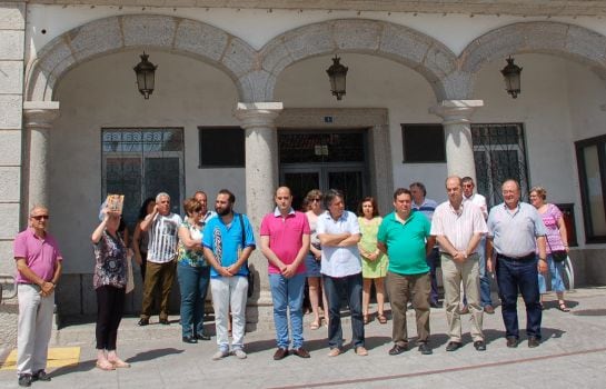 Minuto de silencio contra el atentado de Estambul en las puertas del ayuntamiento de Colmenar Viejo