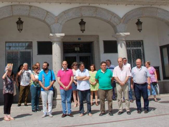 Minuto de silencio contra el atentado de Estambul en las puertas del ayuntamiento de Colmenar Viejo