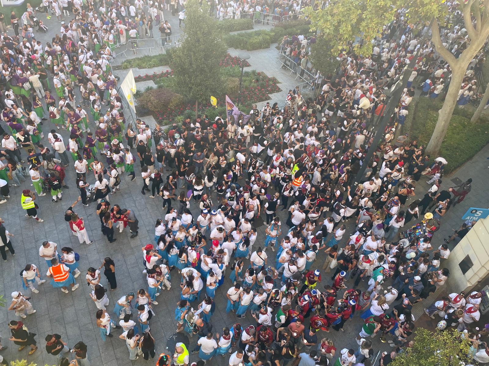Peñistas en la plaza de Santa Engracia en el arranque de las fiestas.