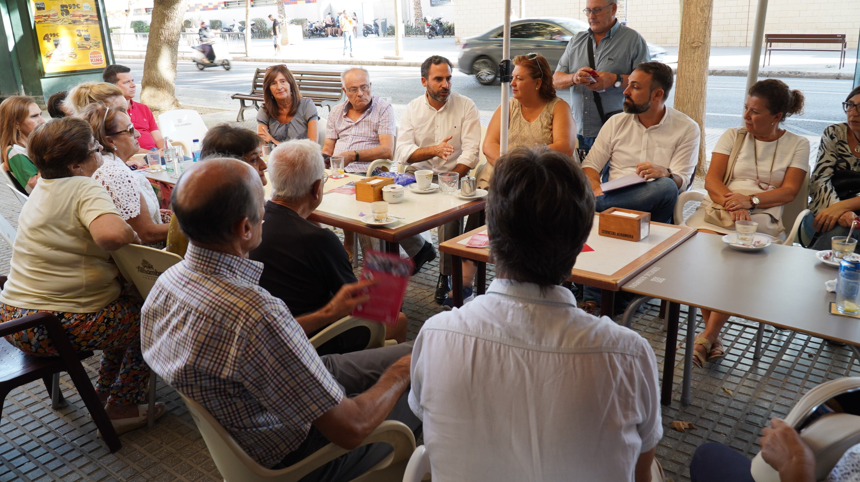 Miembros del PSOE reunidos con vecinos de la barriada de La Pelusa en Málaga