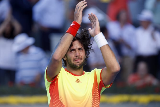 El tenista español Fernando Verdasco aplaude al público tras vencer a su compatriota Rafael Nadal, por 6-3, 3-6 y 7-5, en partido correspondiente a los octavos de final del Masters 1.000 de Madrid que se disputó el jueves 10 de mayo de 2012, en las instal