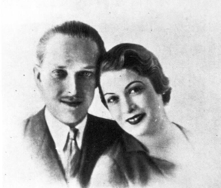 El príncipe de Asturias Alfonso de Borbón, primogénito de Alfonso XIII, en 1934 con su primera esposa, la cubana Edelmira Sampedro, el matrimonio que le costó la sucesión.