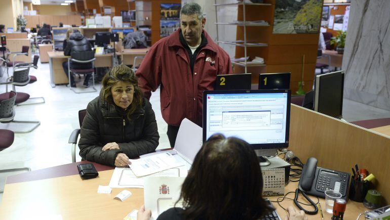 Una persona es atendida en una oficina de empleo en Valladolid