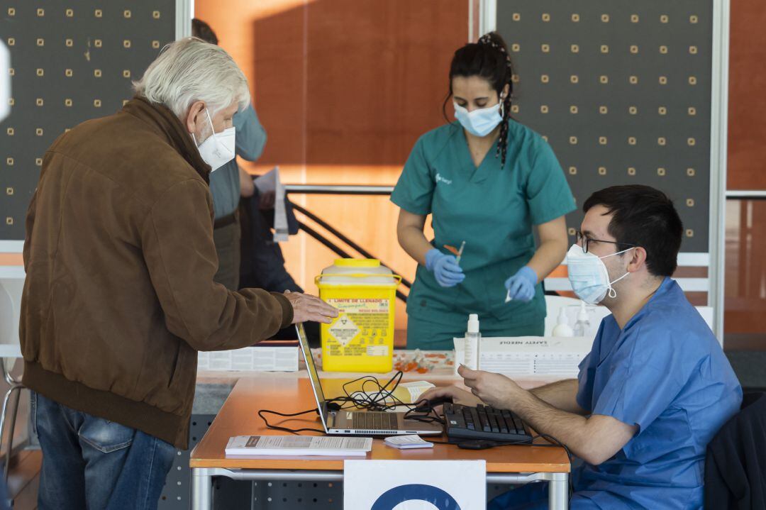 Un ciudadano, en su punto de vacunación.