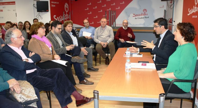 La consejera Patricia Franco y el secretario general del PSOE en Ciudad Real, José Manuel Caballero durante el encuentro con alcaldes y ediles de la provincia