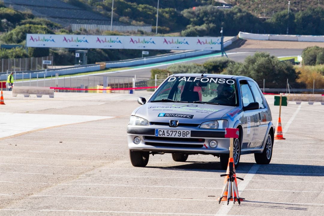 Uno de los pilotos, a bordo de un Peugeot, en el slalom disputado en el Circuito.