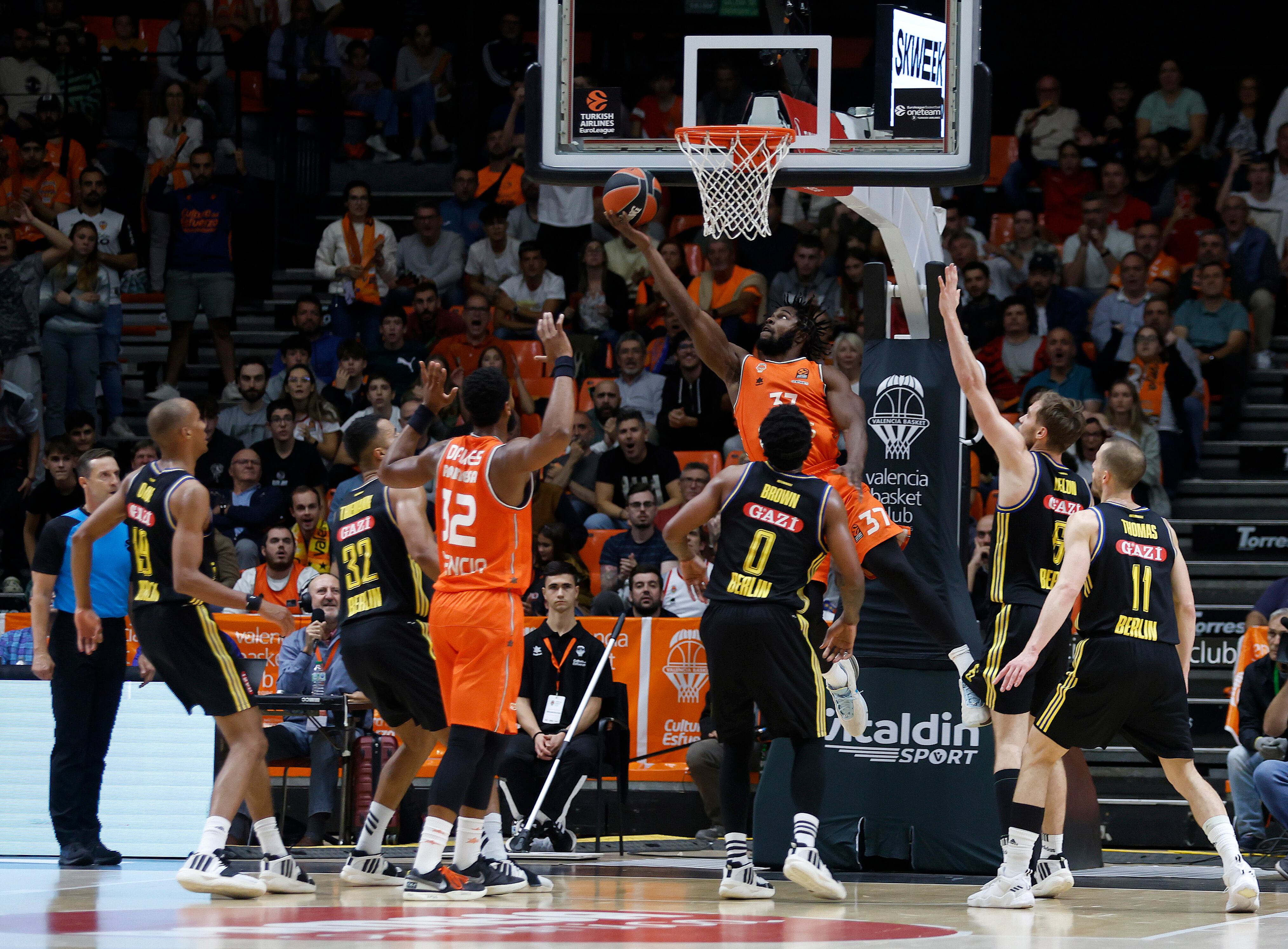 Ojeleye y Davies, los mejores ante el Alba.