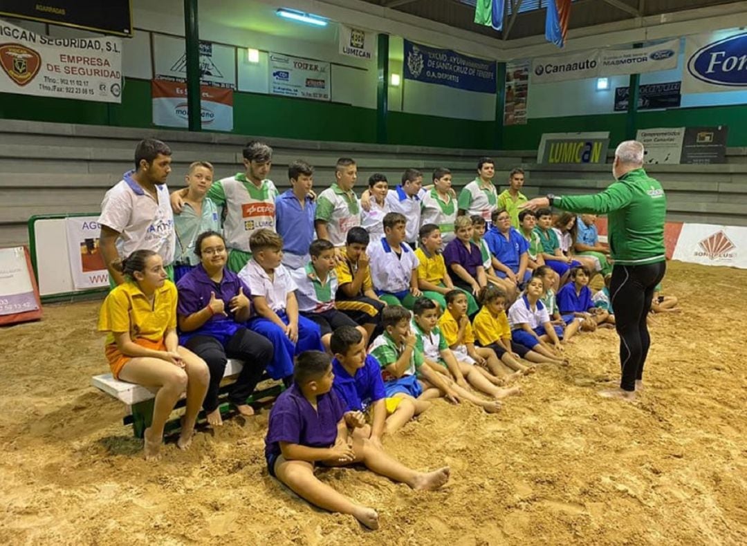 Varios jóvenes luchadores de la escuela del CL Campitos.