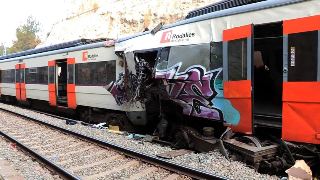 Imagen del choque frontal de un tren de cercanías y uno regional en Castellgalí, entre las estaciones de Sant Vicençe Castellet y Manresa