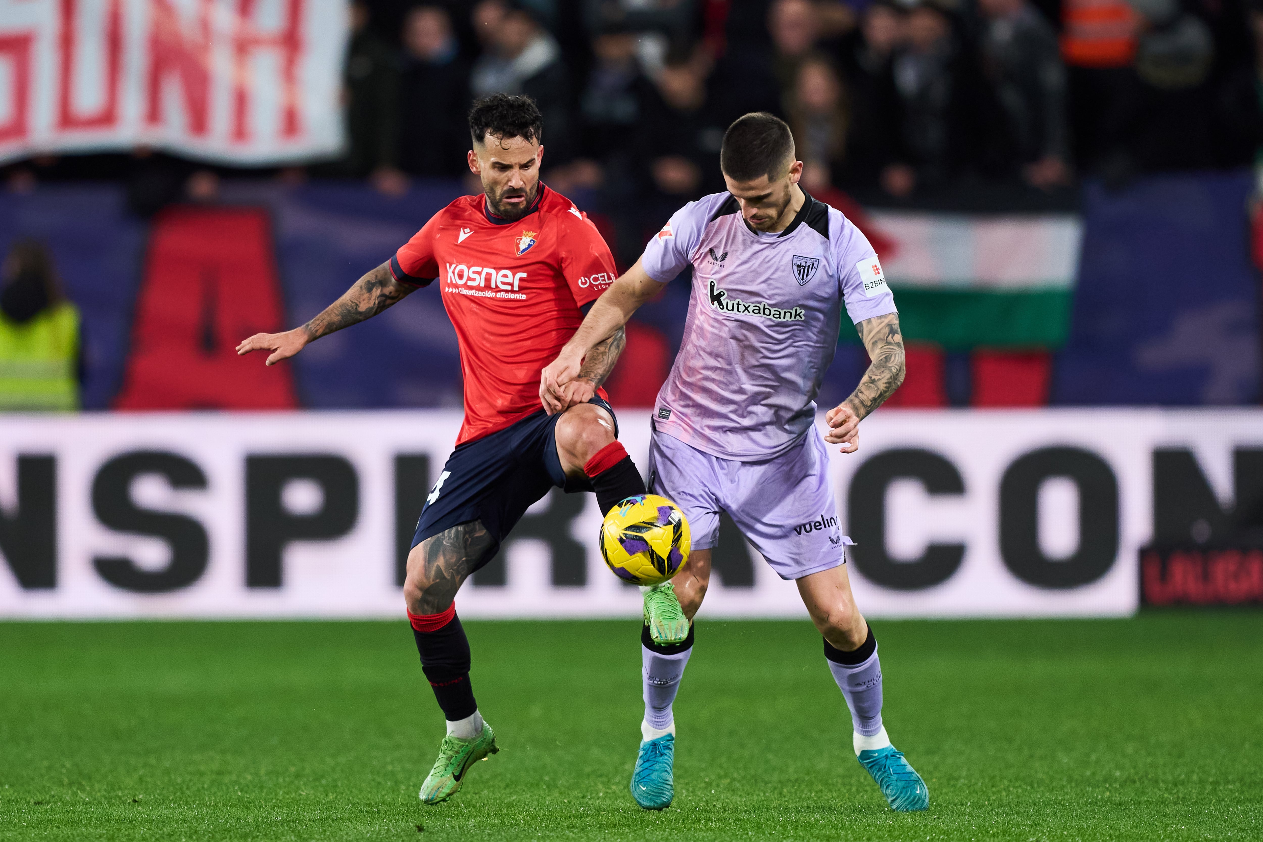 Rubén García y Oihan Sancet pugnan por el balón durante el último partido disputado entre Osasuna y Athletic, el pasado diciembre en Pamplona