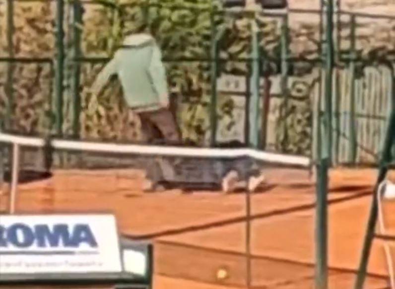 Salvaje agresión de un padre a su hija de 14 años en una pista de tenis (Igor Juric).