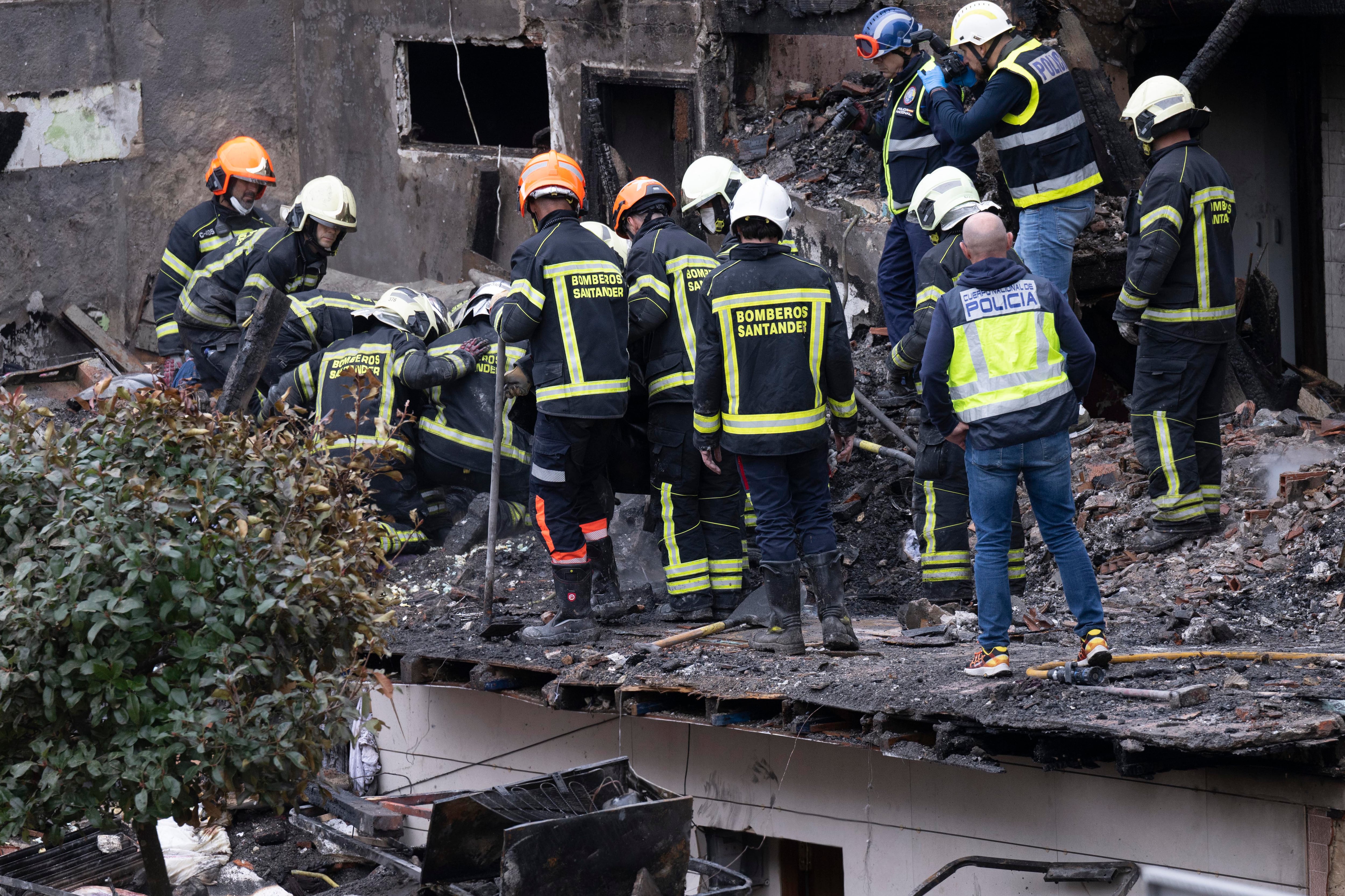 Santander, 26 oct (EFE).- Bomberos de Santander recuperan el cuerpo sin vida de una persona entre los escombros del edificio que se ha derrumbado este sábado por una explosión, en el barrio de La Albericia, de Santander. EFE/ Pedro Puente Hoyos
