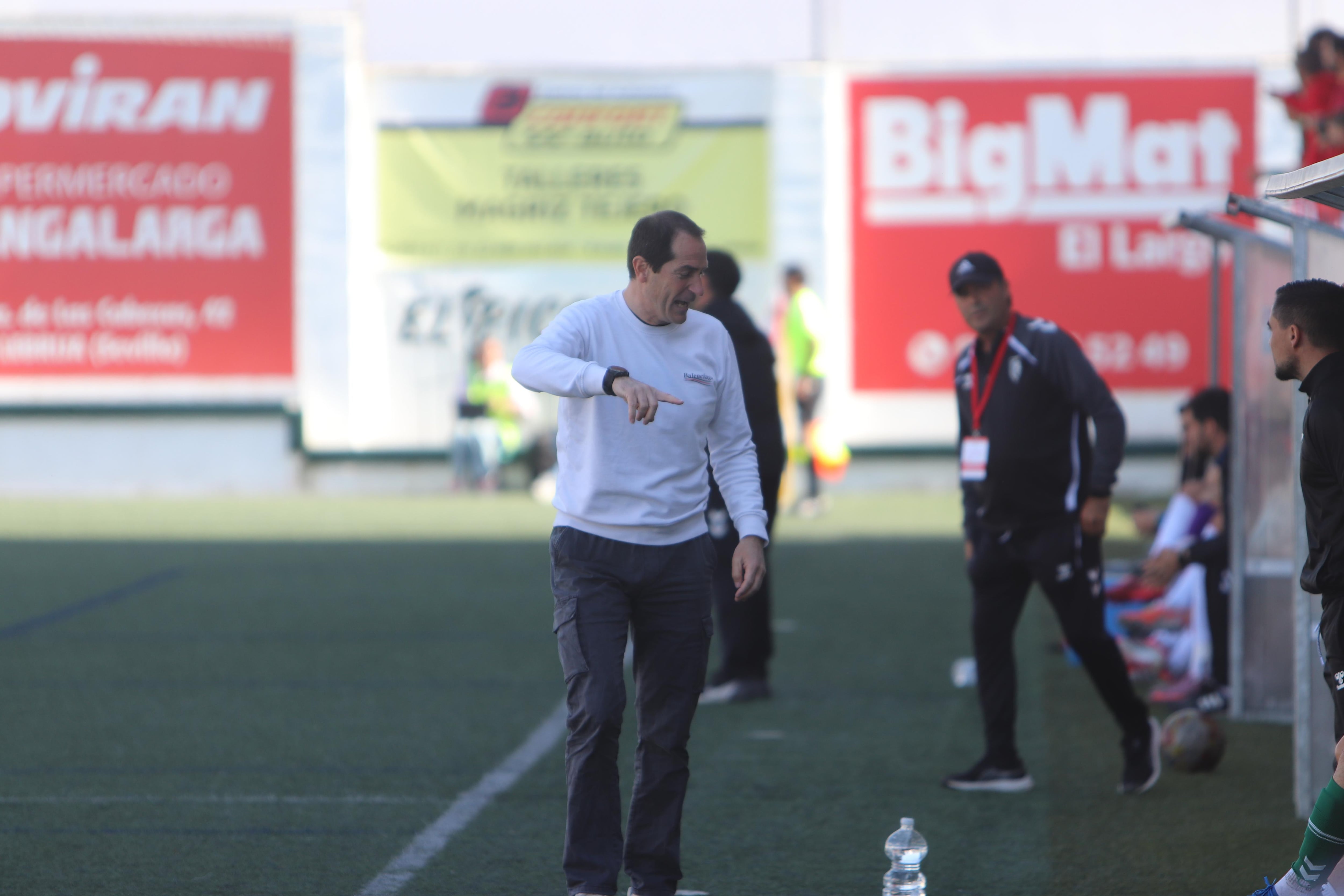 Diego Caro en el banquillo durante el partido ante el Antoniano