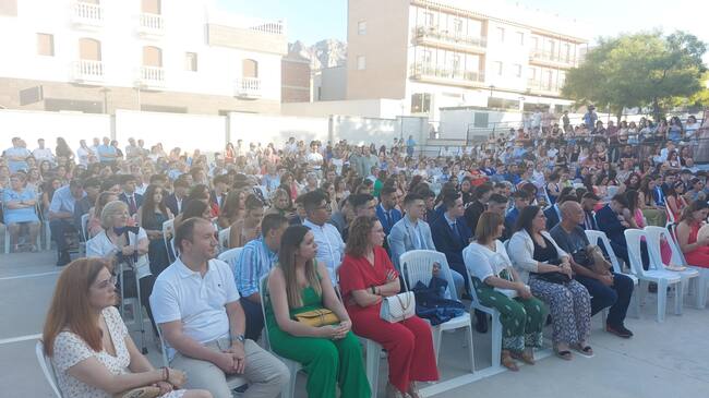 Aspecto que presentaba el patio del IES 'Juan López Morillas' con familiares y amigos