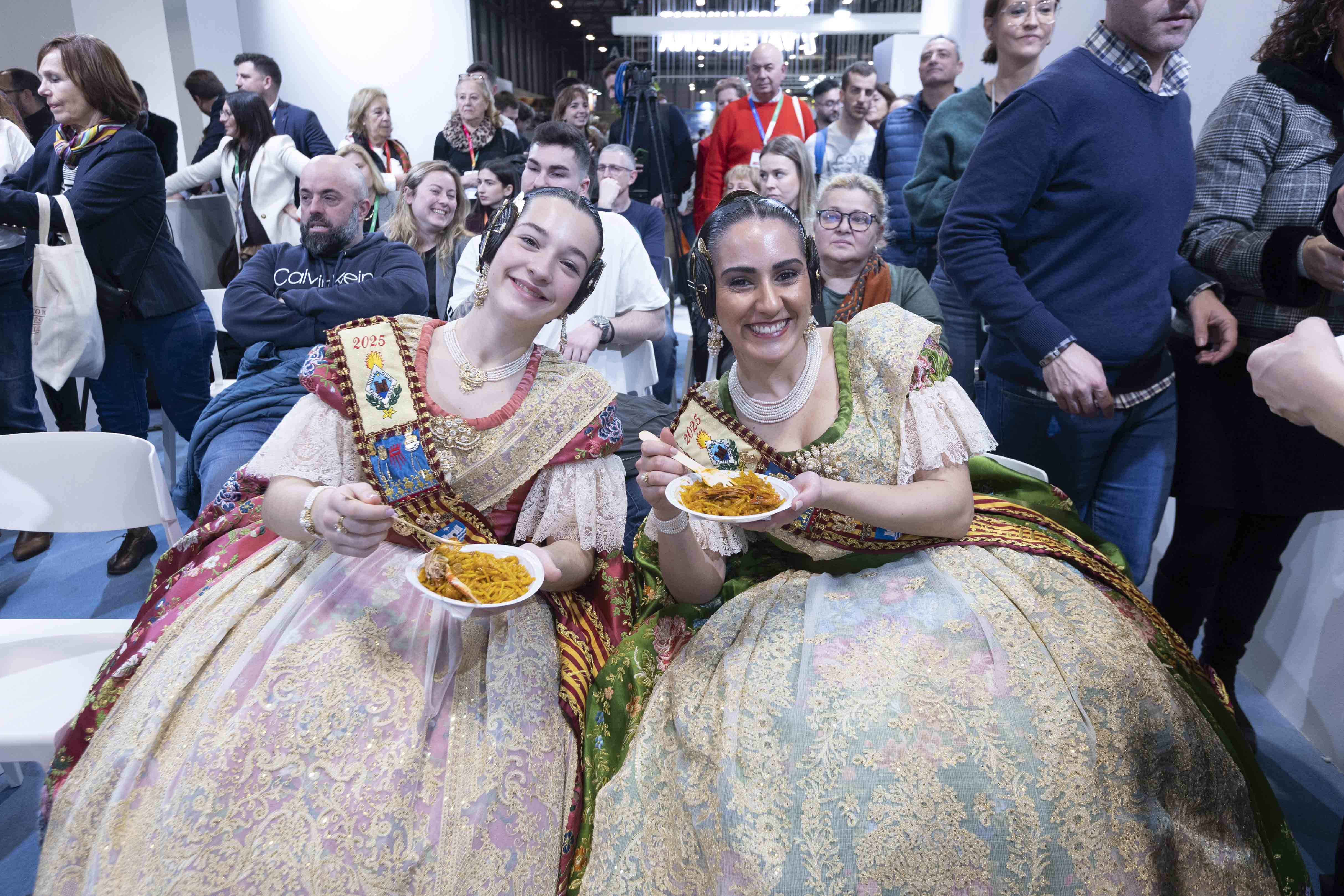 Las Falleras Mayores de Gandia, Ariadna Apio y Maria Cremades, en FITUR.