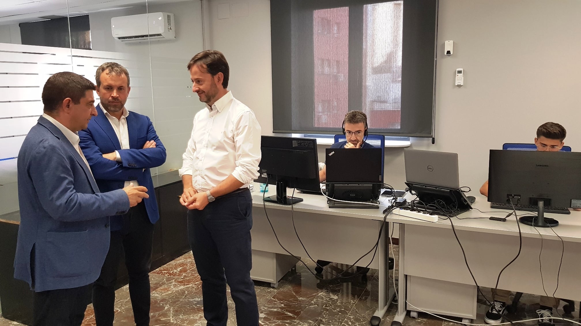 El presidente de la Diputación de Jaén, Francisco Reyes, entrega al responsable económico de la empresa CAF Digital & Design Solutions, José Francisco Rodríguez, la ayuda de empleo intensivo junto al alcalde de Jaén, Julio Millán.