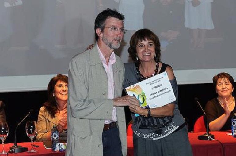 Jesús Mazariegos recogiendo de manos de Rosa Montero el Primer Premio de relatos por &quot;Misión Cumplida&quot; 