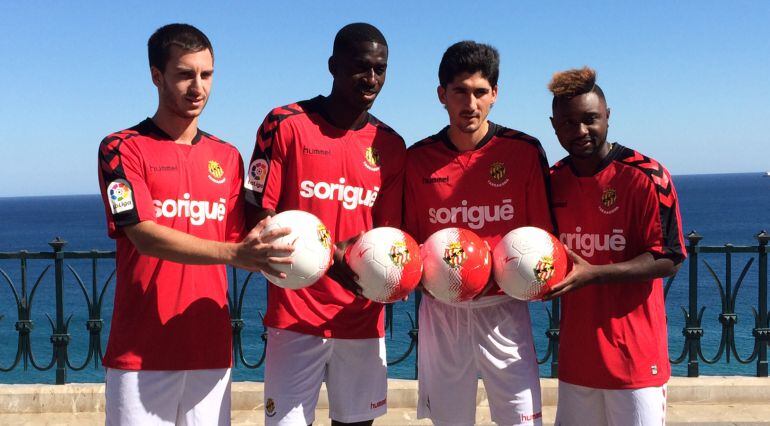 La presentació dels nous jugadors s'ha dut a terme davant del Balcó del Mediterrani.