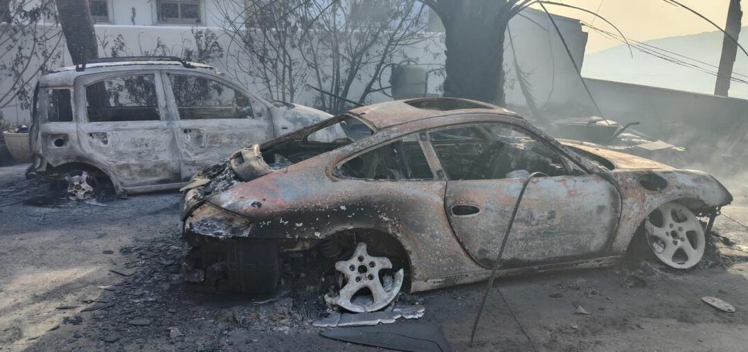 El fuego declarado el martes por la tarde en el municipio de El Paso (La Palma) se desarrolla entre fincas, jardines y viviendas