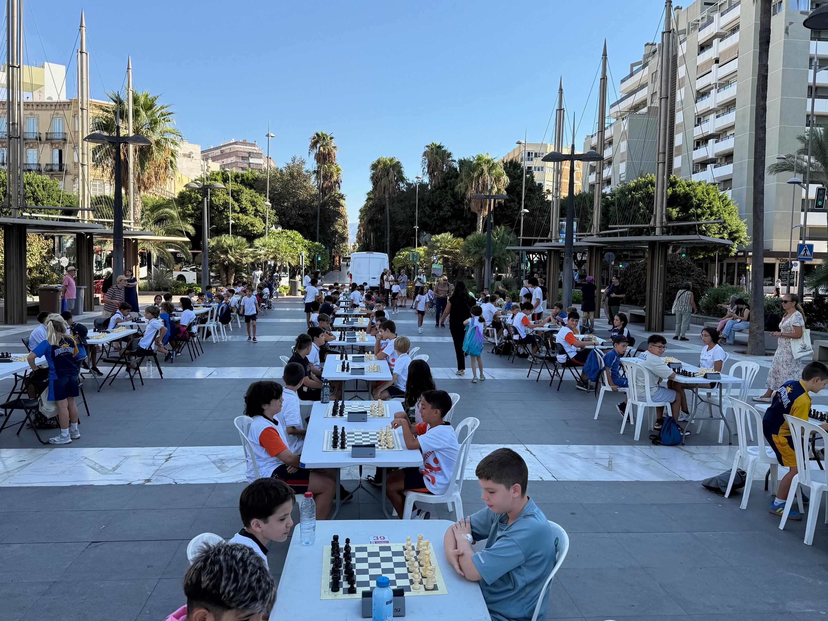 La Plaza de las Velas respira equilibrio ‘cuerpo-mente’ con el festival de ajedrez, dentro de la Semana del Deporte.