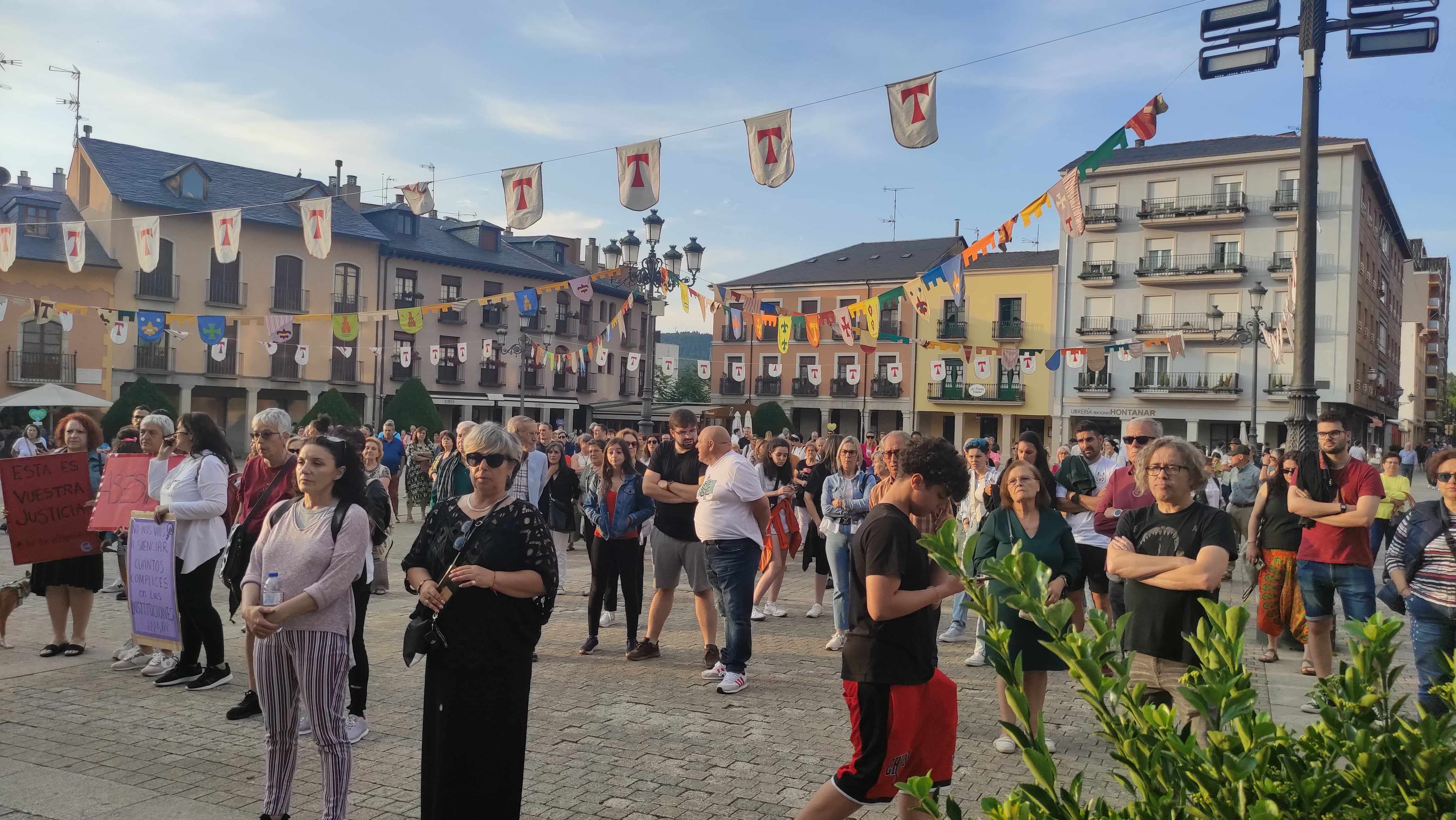 Asistentes a la concentración en la plaza del Ayuntamiento de Ponferrada