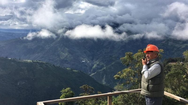 Carlos Sánchez vigilando la actividad del volcán Tungurahua (Foto: Eliot Stein. BBC)