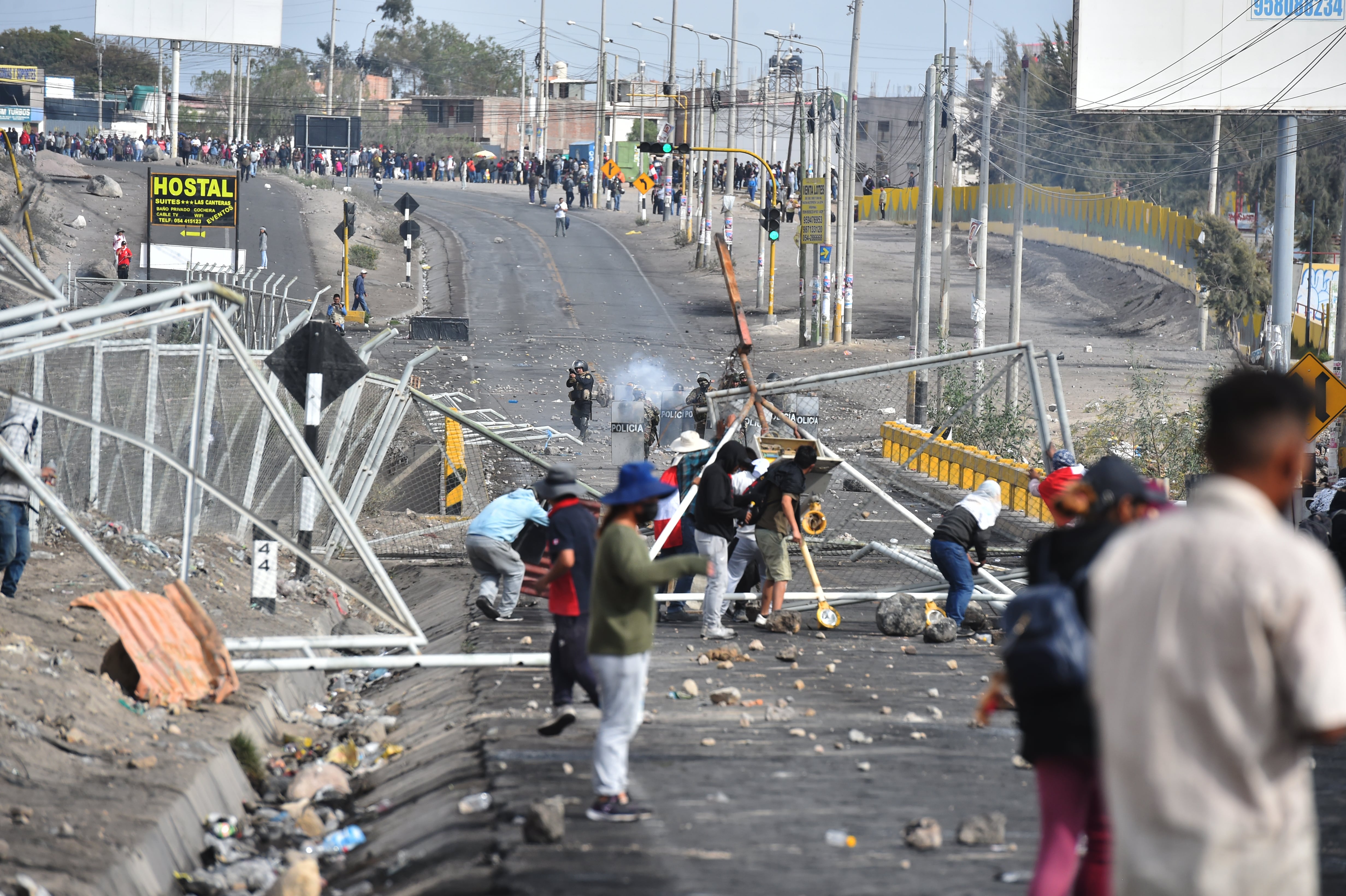 Manifestantes bloquean una calle durante una protesta contra el Gobierno de la presidenta Dina Boluarte este jueves, en Arequipa (Perú).