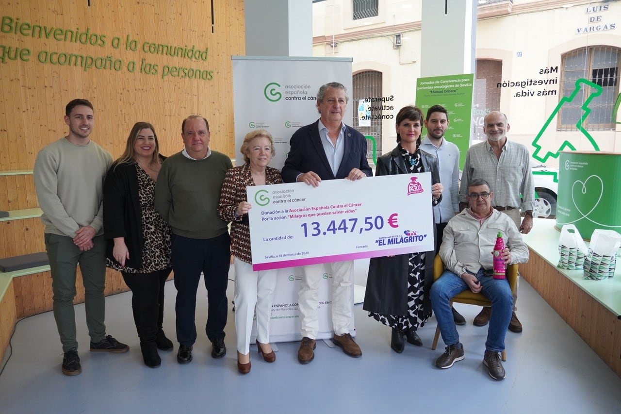 Entrega del cheque a la Asociación de Luchas Contra el Cáncer