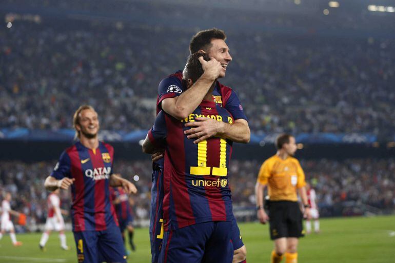 GRA494. BARCELONA, 21/10/2014.- El delantero argentino del FC Barcelona Lionel Messi (c) celebra con su compañero, el brasileño Neymar (d), el gol marcado al Ajax de Amsterdam, segundo para su equipo, durante el partido correspondiente a la tercera jornad