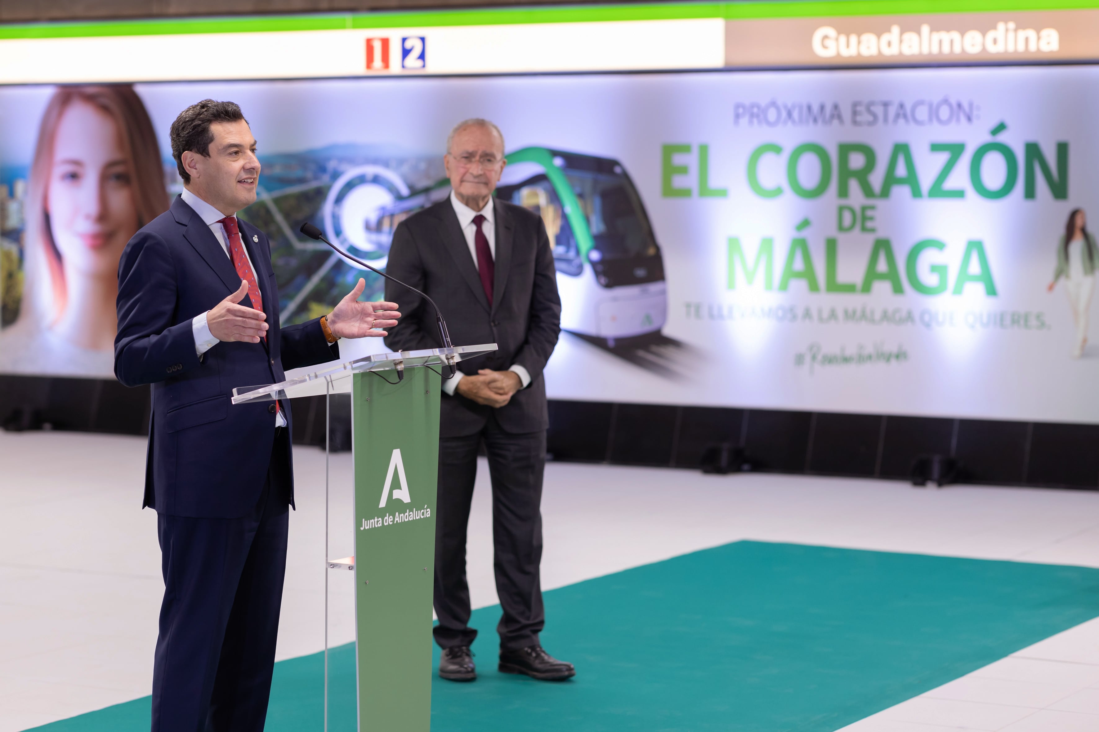 MÁLAGA, 22/04/2022.- El presidente de la Junta de Andalucía, Juanma Moreno (i), y el alcalde de Málaga Francisco de la Torre (d), hoy viernes durante la inauguración de la estación Guadalmedina del metro de Málaga. EFE/Carlos Díaz
