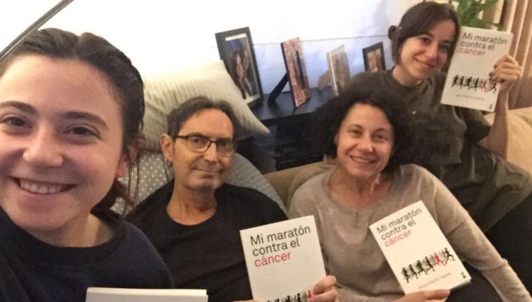 El periodista Jesús Martín Tapias junto a su familia con su libro &#039;Mi maratón contra el cáncer&#039;