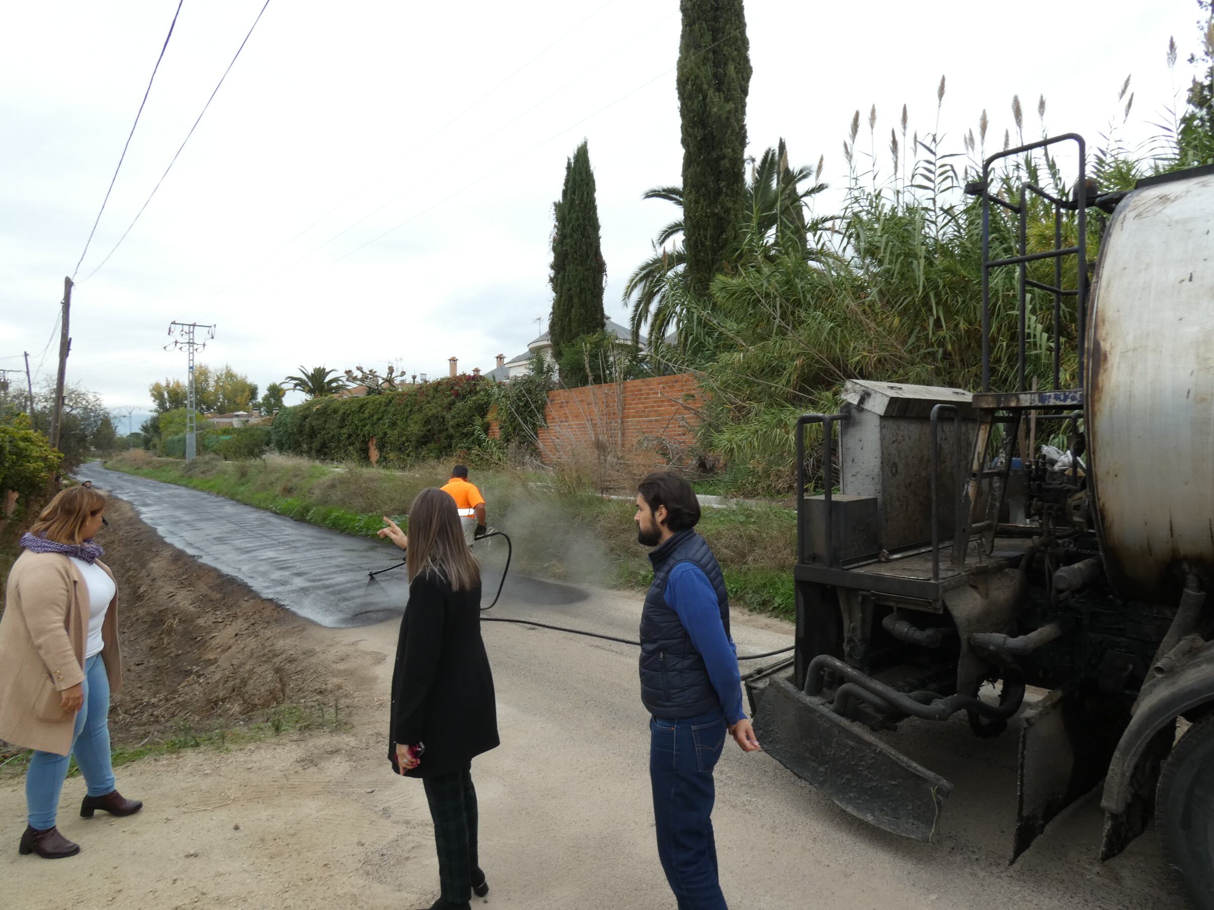 La alcaldesa supervisa las obras del arreglo de los caminos de la ciudad