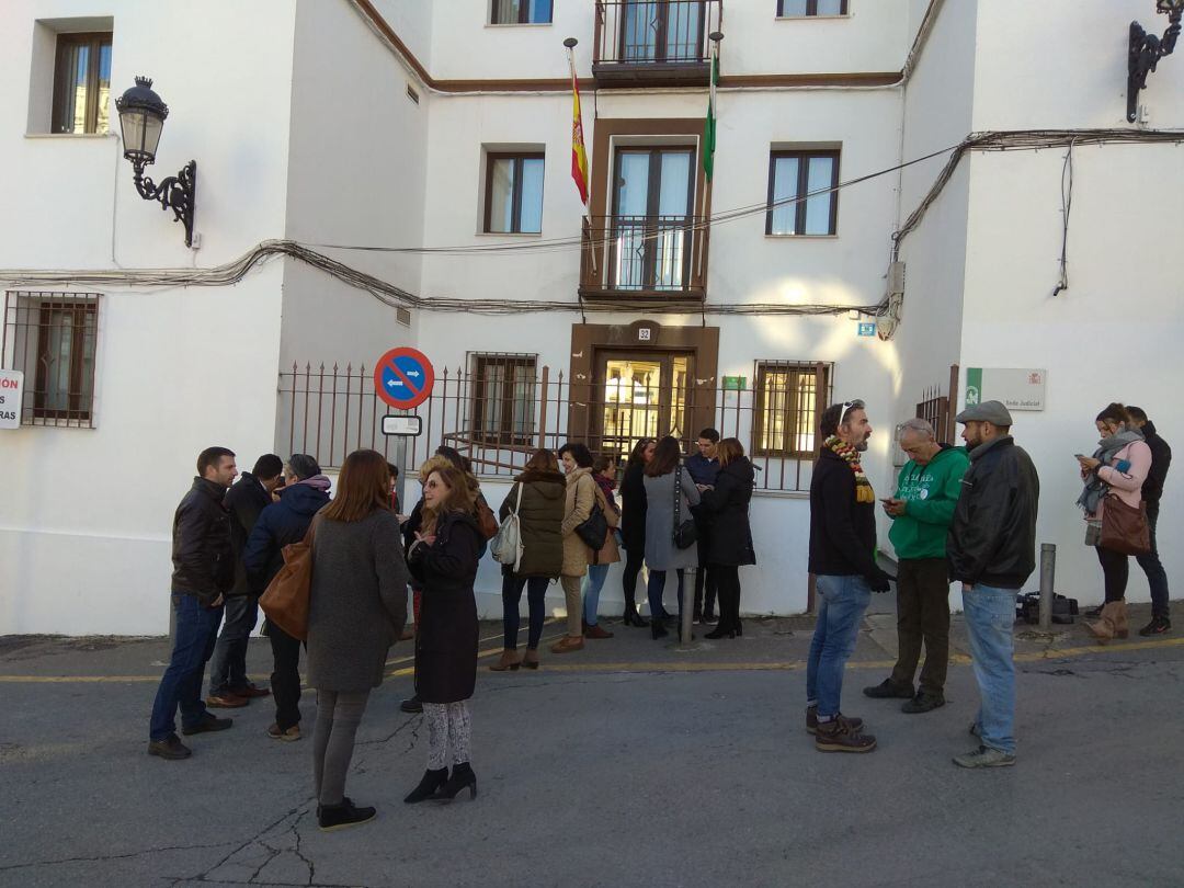 Docentes y sindicatos a las puertas del juzgado de Baena.