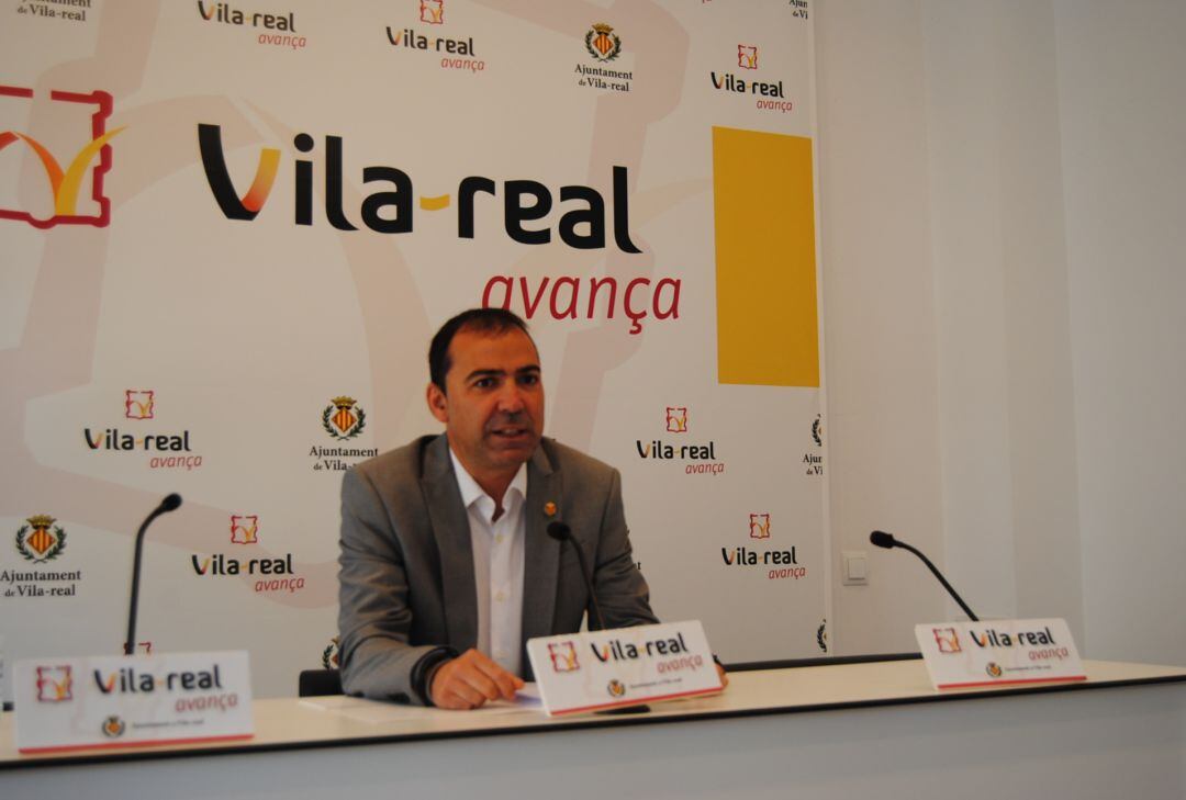 El concejal de Economía de Vila-real, Xus Madrigal, en rueda de prensa