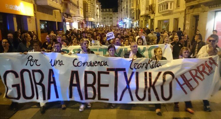 Vecinos de Abetxuko (Vitoria) protestan contra los &#039;pitxis&#039;