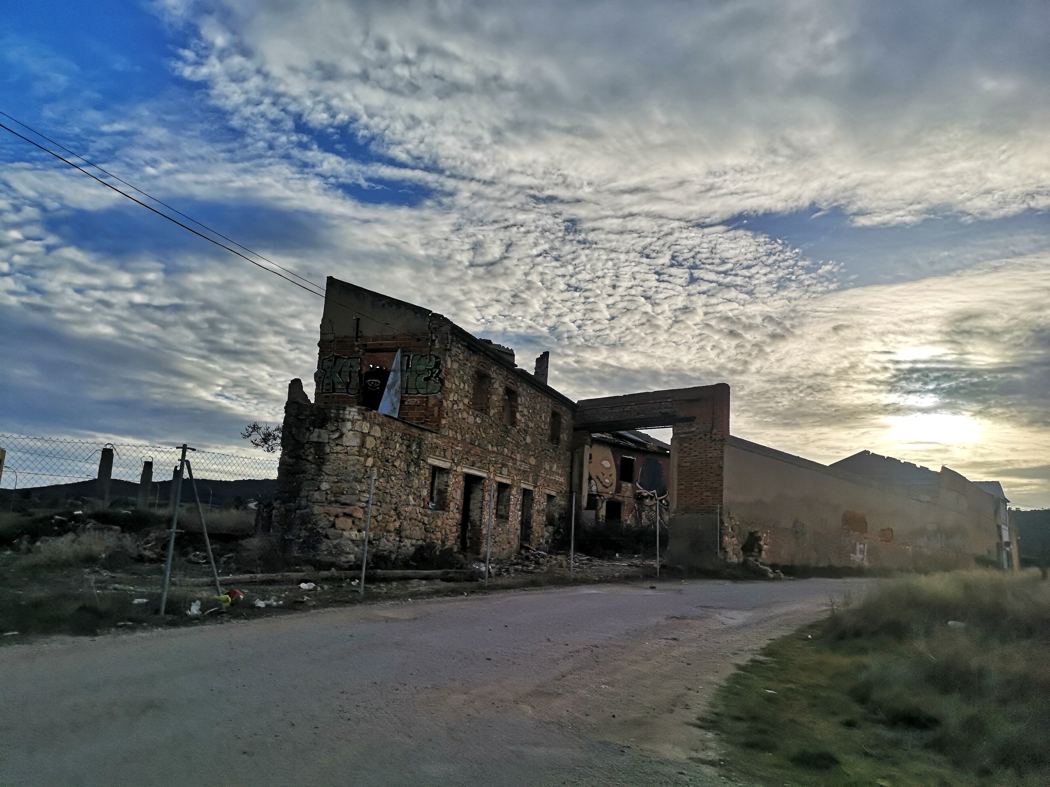 De camino al cerro de la Horca, entre casas en ruinas.