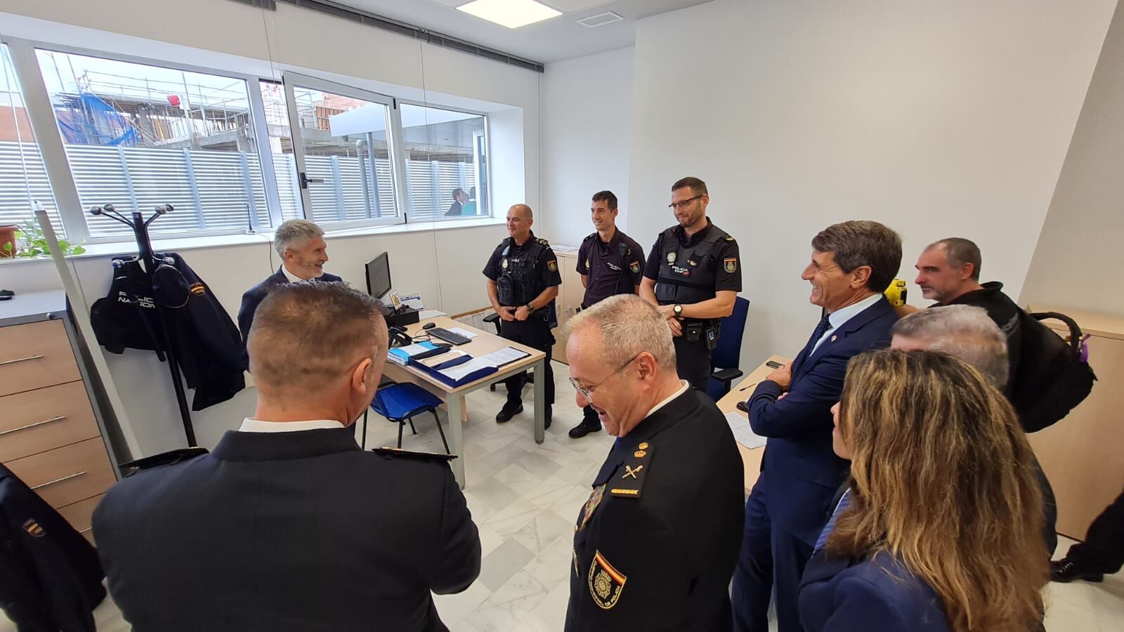 El ministro Marlaska junto a Pedro Fernández en la inauguración de la policía