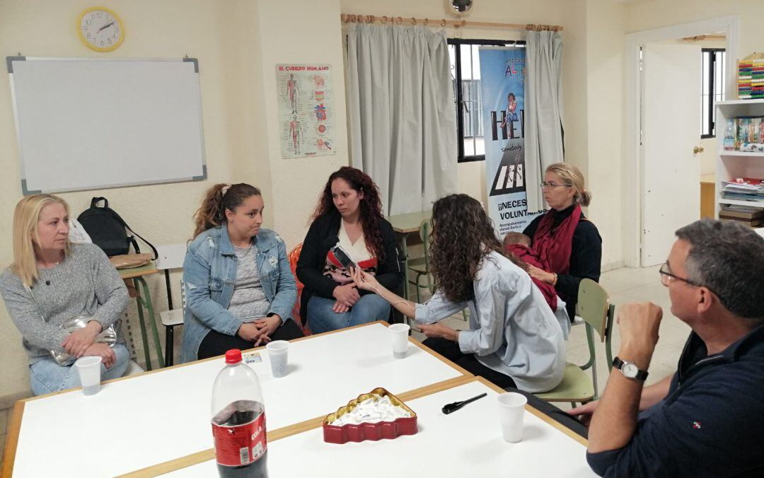 Carmen, Yolanda, María y María conversan en la Asociación Altamar