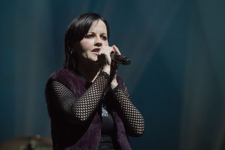 Dolores O&#039;Riordan, vocalista de &#039;The Cranberries&#039;, durante una actuación en el Olympia de Paris el 4 de mayo de 2017