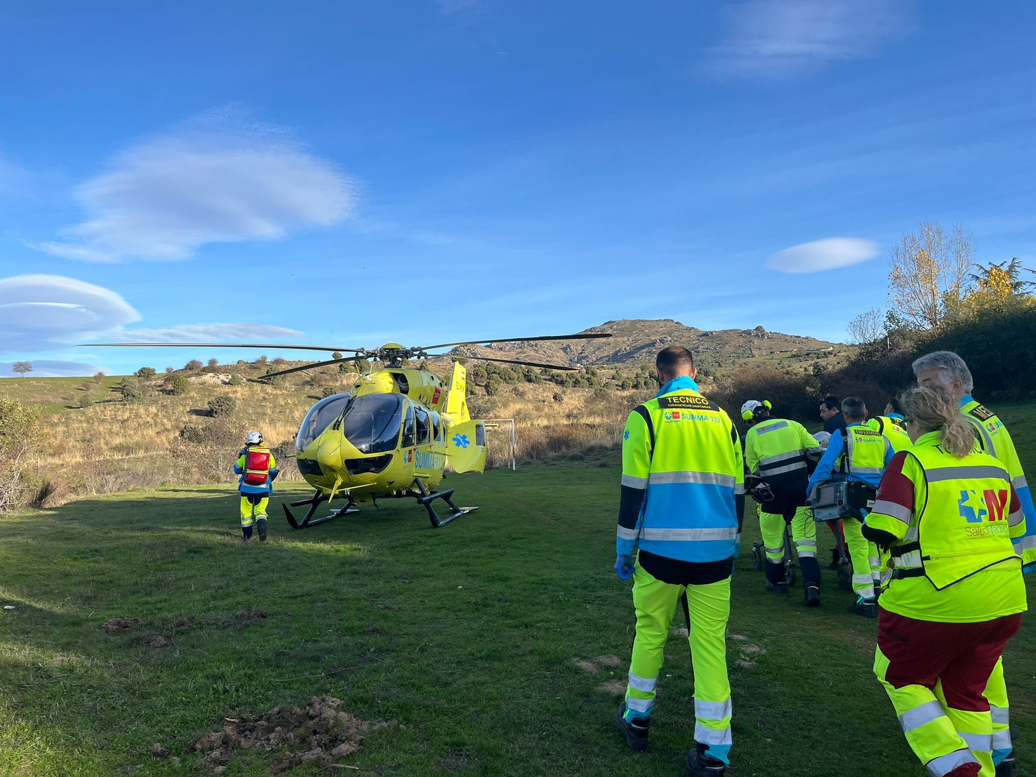 Herido grave un hombre tras caerse mientras podaba un árbol en su finca de Soto del Real