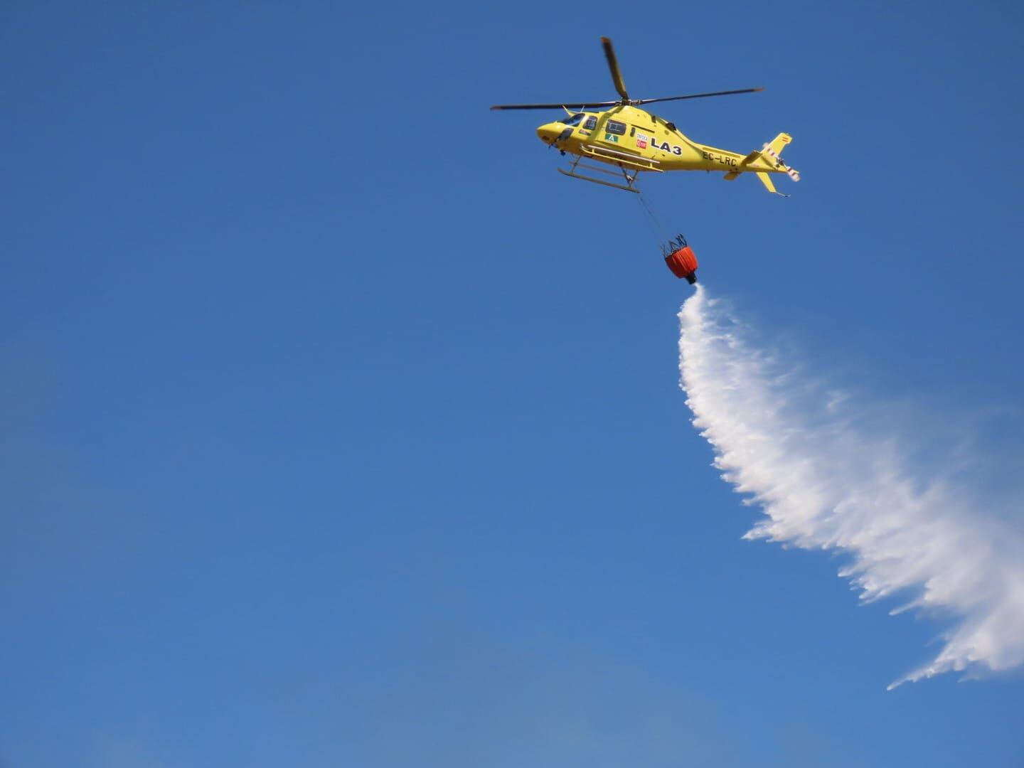 Helicóptero del Infoca trabaja en labores de extinción en Cabra, Córdoba