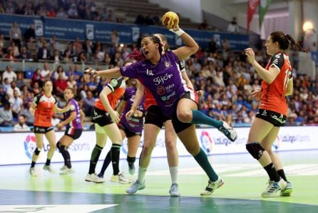 La jugadora Lorena Téllez del Mavi Nuevas Tecnologías intenta marcar durante la final de la XXXIX Copa de la Reina de balonmano femenino contra el Super Amara Bera Bera, partido que se ha disputado esta tarde en el pabellón de Ciudad Jardín de Málaga.