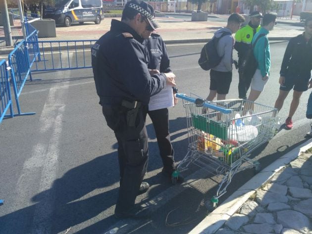 La Policía requisa un carro de la compra con alcohol